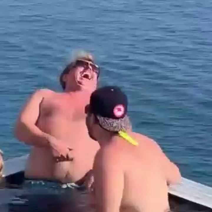 Eux ils savent s'amuser... avec leur nombril