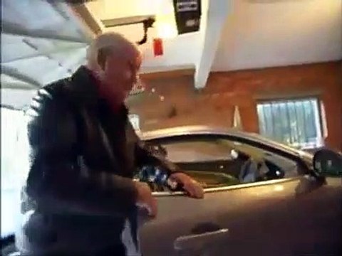 Ce qu'il a inventé pour garer 2 voitures dans son petit garage est incroyable