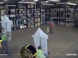 Ces 2 employés jouent dans un entrepôt et font la boulette de leur vie
