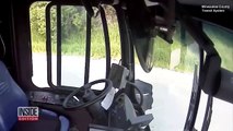 Ce chauffeur de bus aide 2 fillette à traverser la route en toute sécurité !