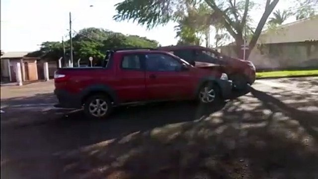 Carros batem em cruzamento no Bairro Santo Onofre