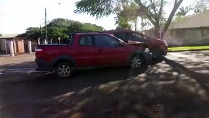 Carros batem em cruzamento no Bairro Santo Onofre