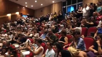 Dokuz Eylül Üniversitesi GSF öğrencileri mezuniyette dekana sırtını döndü