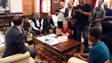 Vali Öksüz LGS'nin başarılı ikizlerini ödüllendirdi - KARS