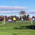 Coup franc pendant un match de foot amateur