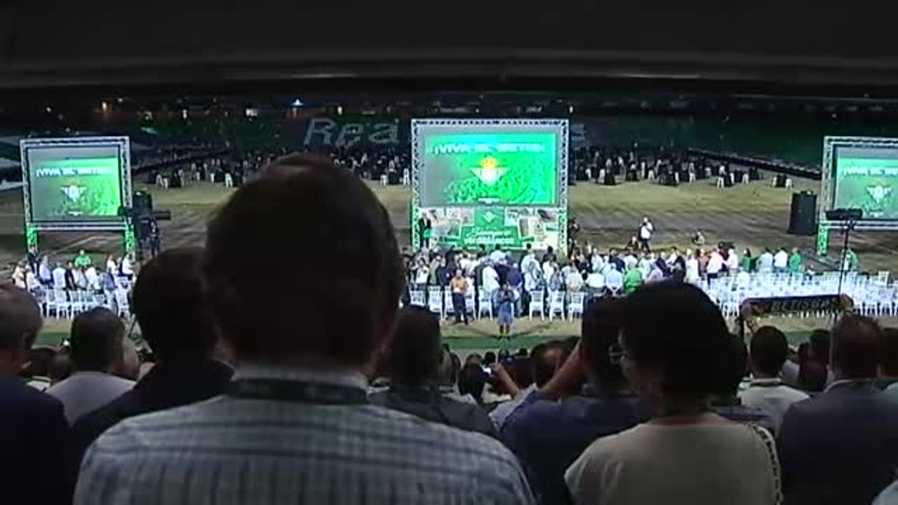 El Betis rinde homenaje a sus socios más antiguos