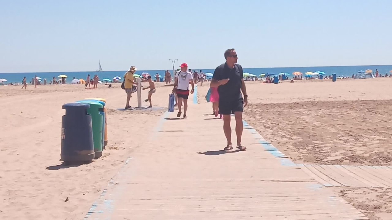 Vecinos y turistas de Valencia se refrescan en la Playa de la Malvarrosa