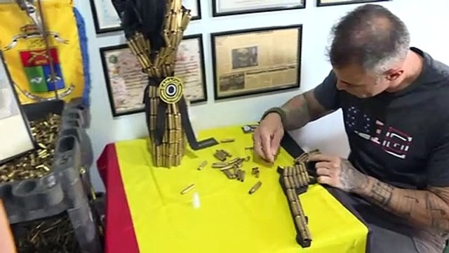 O 'artesão das balas' que decora os quartéis do Brasil