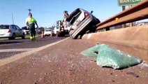 Clio sobe em 'guard rail' após colisão com caminhão no Trevo Cataratas