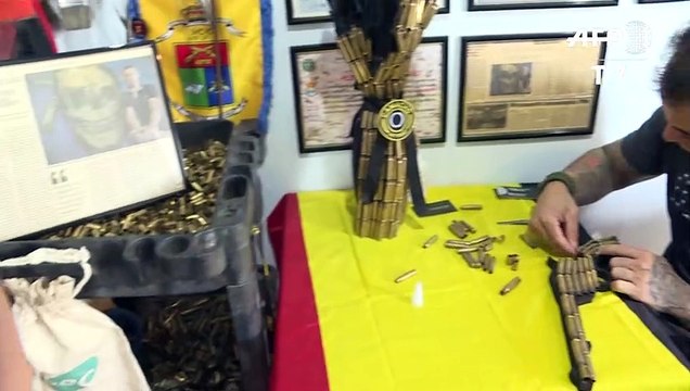 El “artesano de las balas” que decora los cuarteles de Brasil