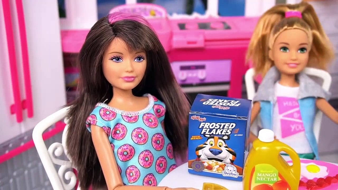 Barbie Chelsea Stacie New School Morning Routine - Packing lunchbox &  Riding School Bus - video Dailymotion