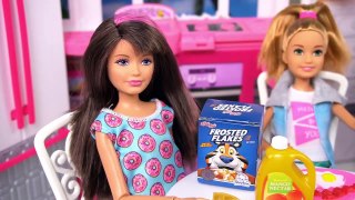 Barbie Chelsea Stacie New School Morning Routine - Packing lunchbox & Riding School Bus