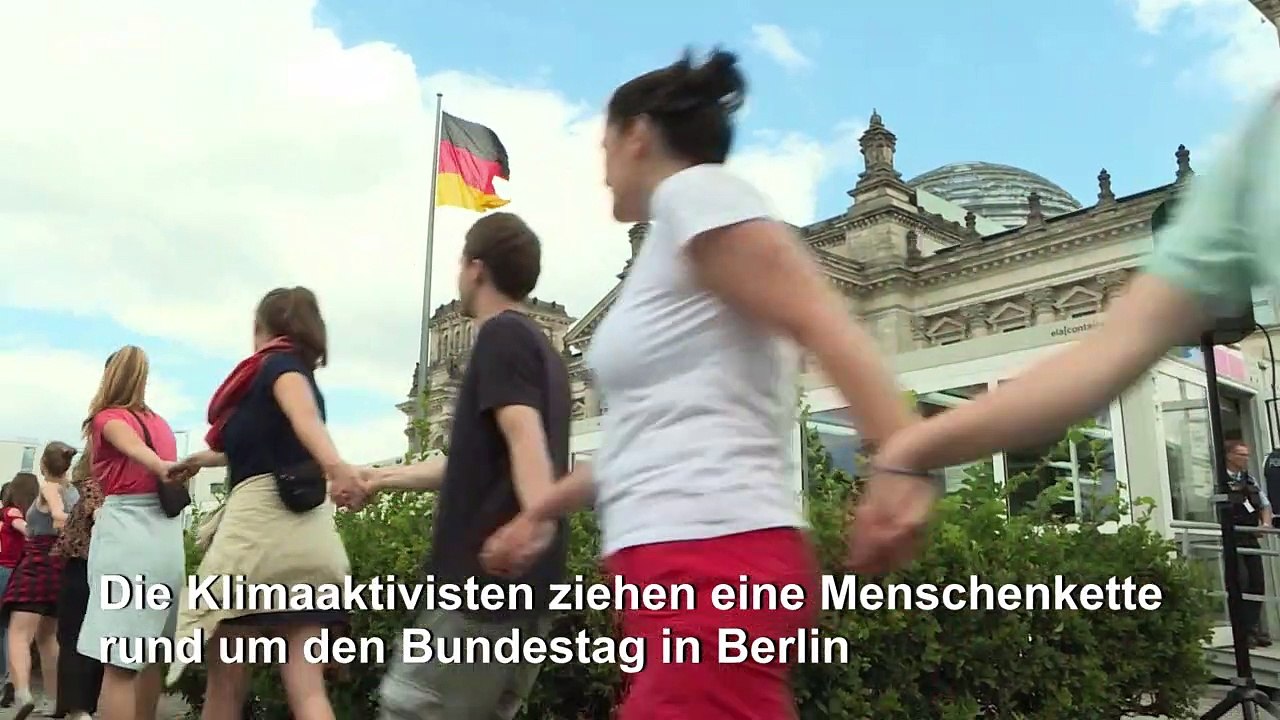 Fridays-for-Future-Aktivisten ziehen Menschenkette um den Reichstag