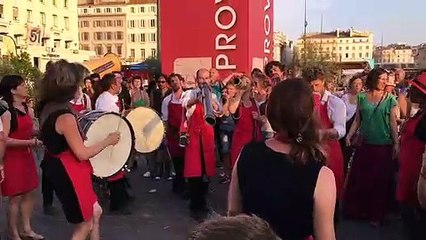 Nuit étoilée à Marseille : la musique ne quitte plus le Vieux-Port