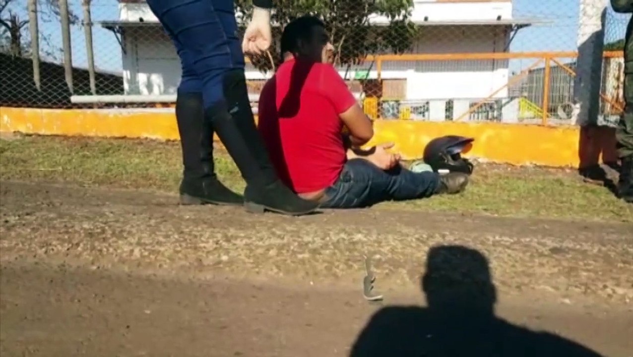 Motociclista fica ferido após bater com caminhão na marginal da BR-277