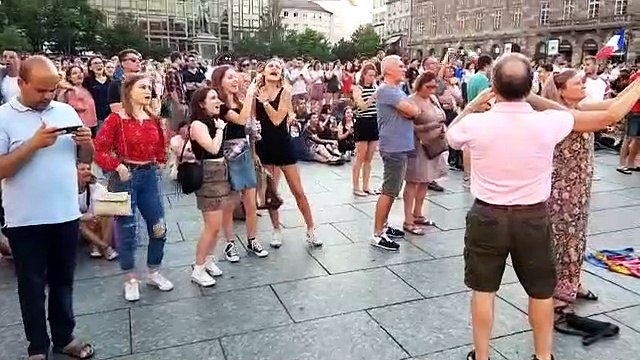 France-Etats-Unis, place Kléber : le public à l'unisson pendant la Marseillaise