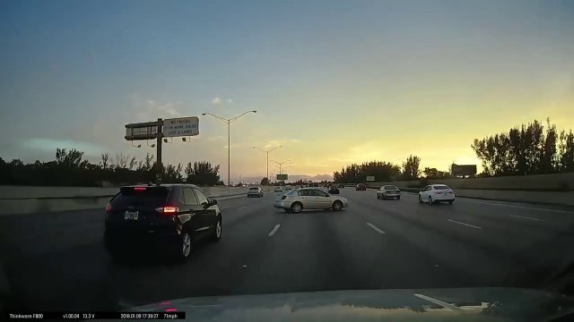 Un conducteur chanceux ou surdoué évite le pire d'une façon géniale...