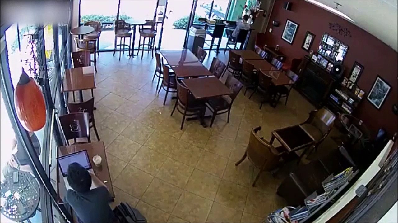 Se faire voler son ordinateur alors que tu bosses dessus dans un café
