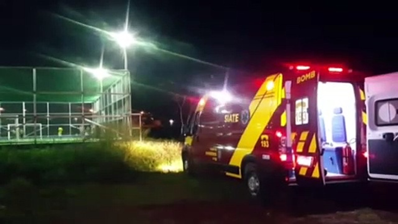 Jovem tem torção no tornozelo durante partida de futebol