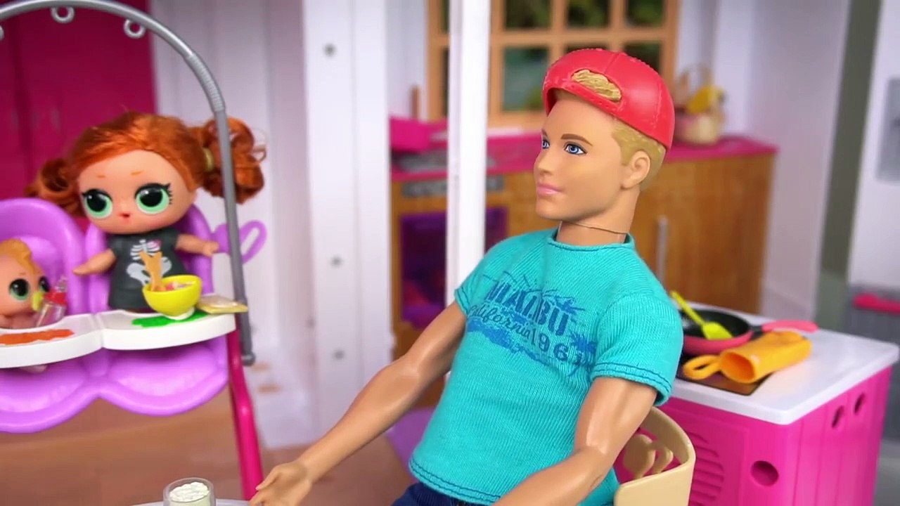 Bebe LOL Sorpresa y La Familia SK8er Van al Parque a Jugar con Hermanito LOL