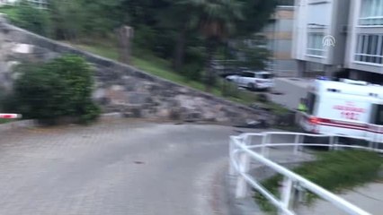 Bursa'da otomobil apartman bahçesine devrildi: 3 yaralı