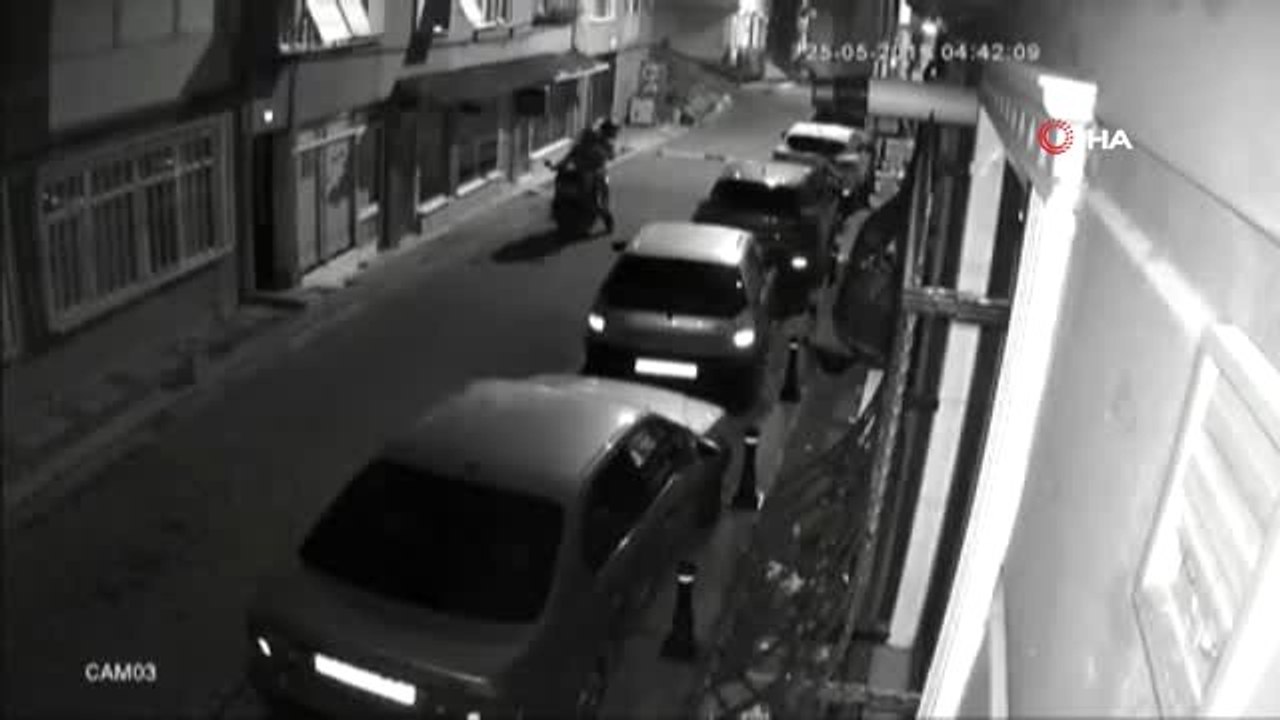 Acıbadem'de saniyeler içerisinde motosiklet çalan hırsızlar kamerada