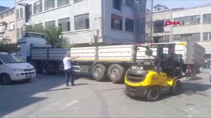 ARNAVUTKÖY'DE DÖNEMEYEN TIR'A FORKLİFTLİ YARDIM