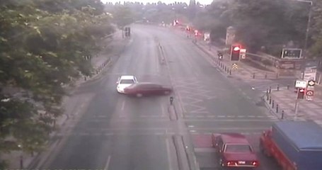 Kaza yapan sürücünün kaçtığı o anlar kamerada