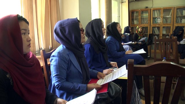 Türk dizilerinden ilham alan Afgan gençler bağlama öğreniyor - KABİL