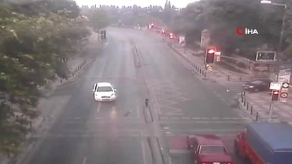 Kaza yapan sürücünün kaçtığı o anlar kamerada