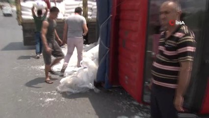 Esenyurt'ta plastik ham madde yüklü kamyon devrildi