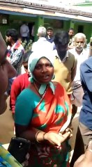 குழந்தைகளின் உணவில் புழு... கொந்தளித்து பள்ளியை முற்றுகையிட்ட பெற்றோர்-வீடியோ