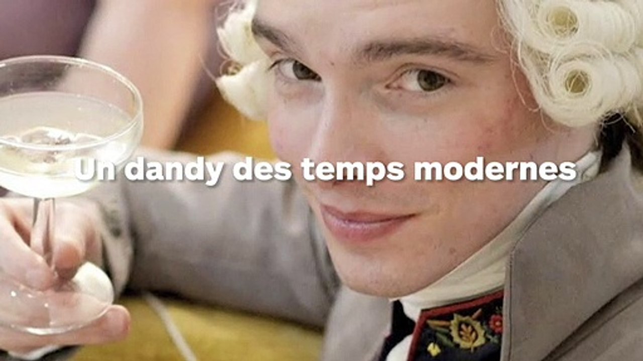 Un dandy habillé comme au 18e et 19e siecle