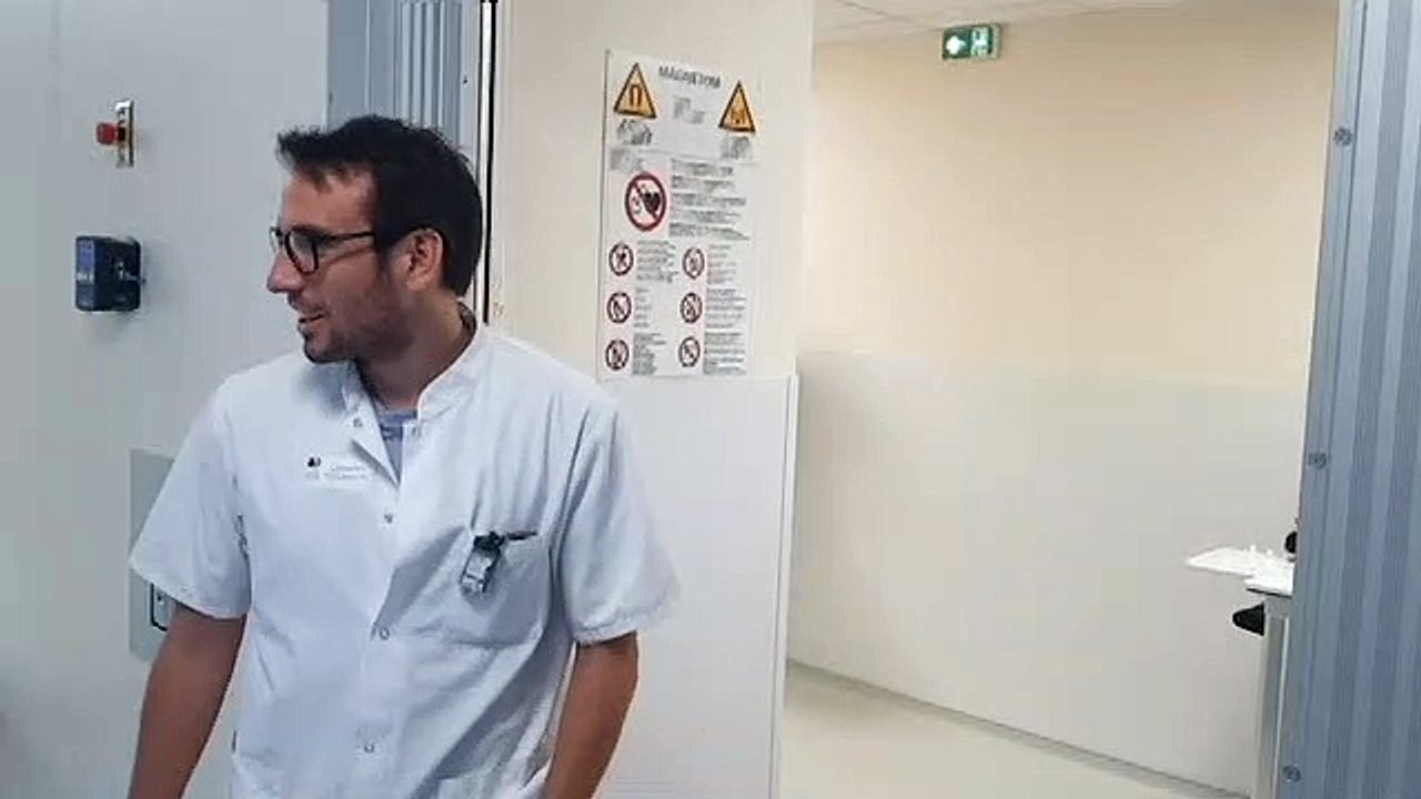 Une cage de Faraday isole la machine des ondes qui pourraient perturber l'opération