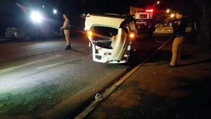 Jetta capotou em colisão de trânsito na Rua Paraná
