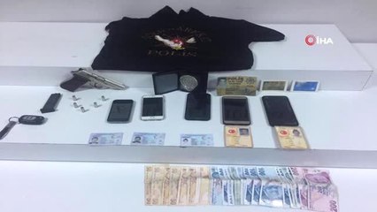 Avcılar'da kendini polis olarak tanıtarak bir eve giren gaspçılara suçüstü
