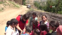 Köy çocuklarını sevindirmek için yüzlerce kilometre yol kat ettiler