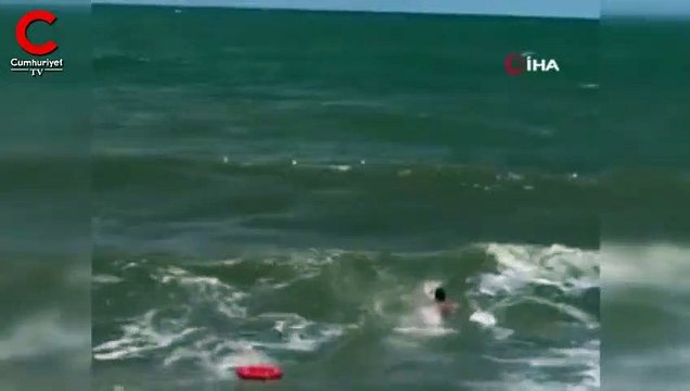 Boğulmak üzere olan gencin kurtarılma anı kamerada