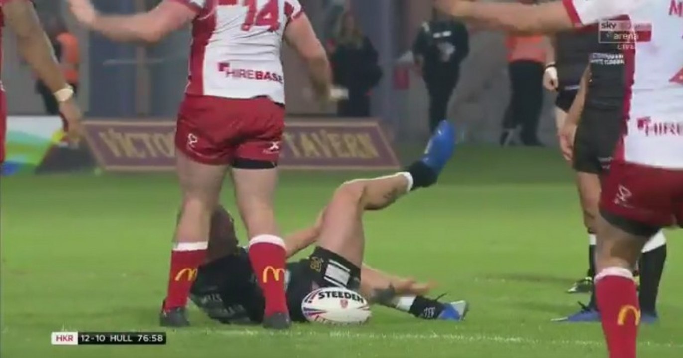Joe Westerman se remet le genou en place en plein match