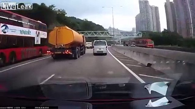 Renversement d'un camion citerne qui se vide d'eau sur l'autoroute !