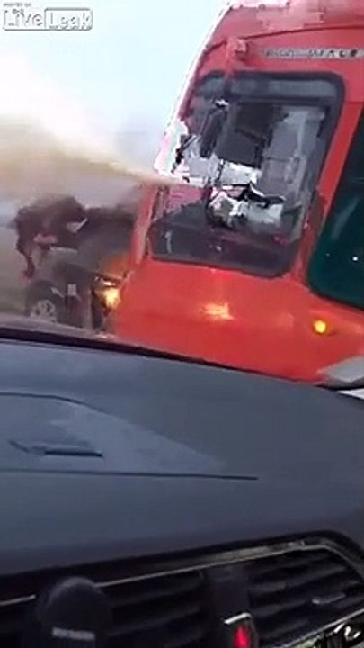 Ce chauffeur de bus se défend à l'extincteur contre un conducteur énervé !