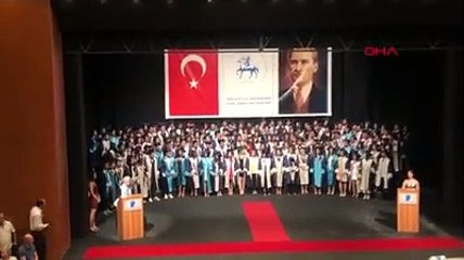 Öğrenciler, mezuniyet töreninde kürsüye gelen dekana sırtlarını döndü