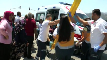 Hatay'da işçi servisi ile otomobil çarpıştı: 6 yaralı