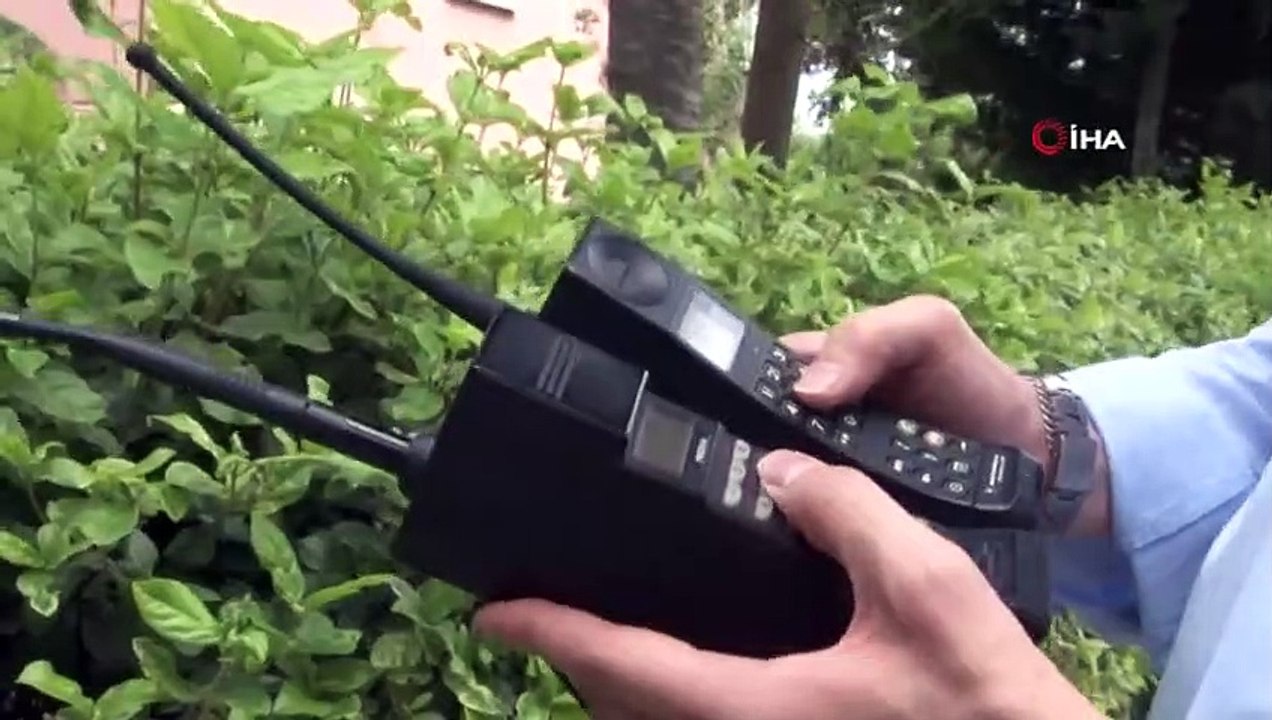 15 Yılda Biriktirdiği Eski Cep Telefonları İle Uyuyor