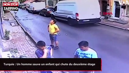 Turquie : Un homme sauve un enfant qui chute du deuxième étage (vidéo)