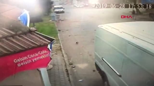 KARAMAN Devrilen ağacın altında kalmaktan son anda kurtuldu