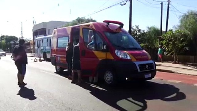 Jovem fica ferido após colisão entre carro e moto na Avenida Tito Muffato