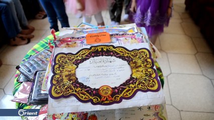 معلمة توزع جلاءات للطلاب في منزلها خوفا من قصف ميلشيا أسد