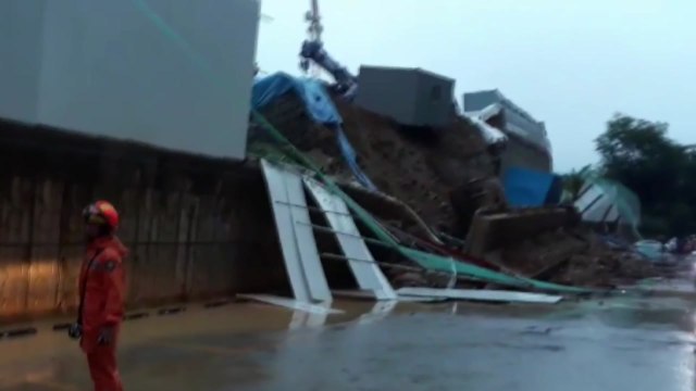 전남 여수 아파트 옹벽 무너져...차량 매몰 / YTN