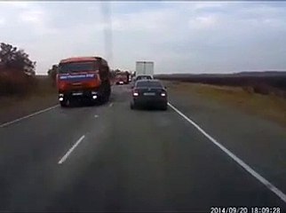 Скачать видео: Un chauffard russe double n'importe comment... Chaud